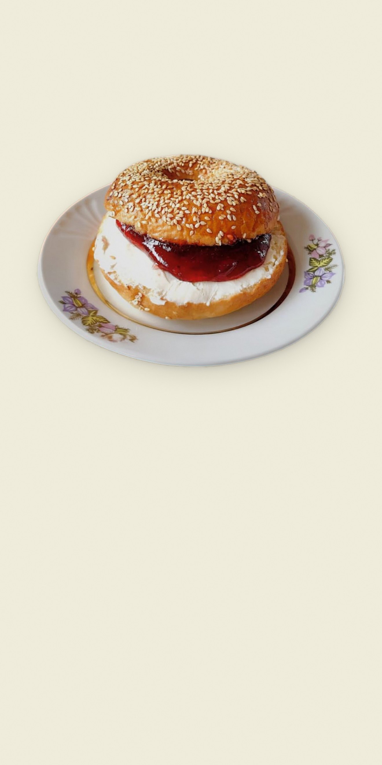Beigelis su kreminiu sūriu ir močiutės džemu